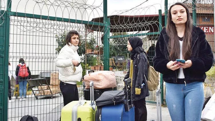 OKULLARI KAPATIP GENÇLERİ’DE TRAVMAYA SOKMAYIN TEK ADAM. “BEN YAPTIM OLDU” DİYOR.  OLMADI… OLMAMALI.