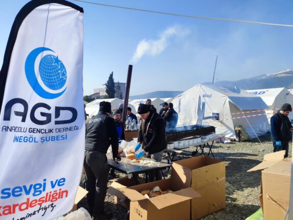 Cansuyu ve Anadolu Gençlik Derneği Deprem Bölgesinde Yaraları Sarıyor