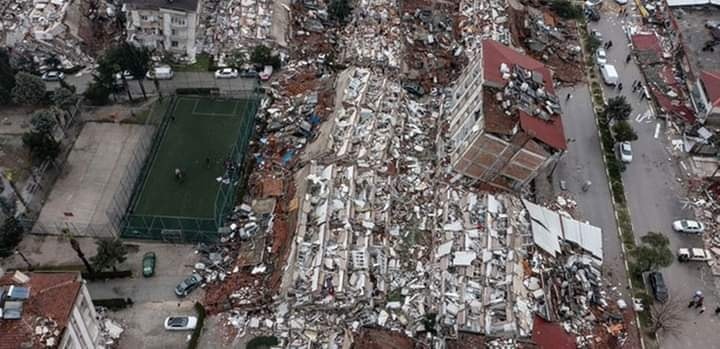 Deprem değil bina öldürür. Geçmiş olsun Türkiye’m.