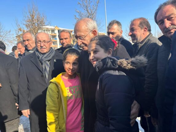 FELAKETTE CANINI ORTAYA KOYAN, TIRNAKLARI İLE TOPRAĞI KAZAN VE ACILARA DERMAN OLMAYA ÇALIŞANLARDAN ROL ÇALINMASIN.