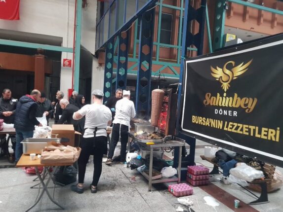 Gönüllülere yemek desteği Şahinbey dönerden!