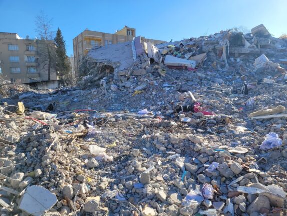 İMO BURSA ŞUBESİ ÜYELERİ HASAR TESPİTİ İÇİN ADIYAMAN’DA… İNŞAAT MÜHENDİSLERİ AFET BÖLGESİNDE HASAR TESPİTİNE BAŞLADI