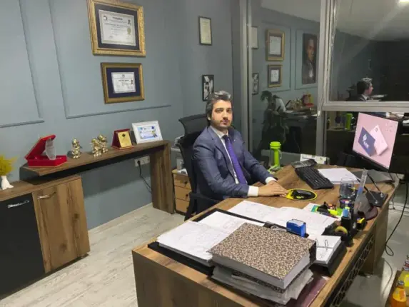 İlk Anonsla İş Yerini Kilitledi! Günlerdir Yardım Koliliyor!