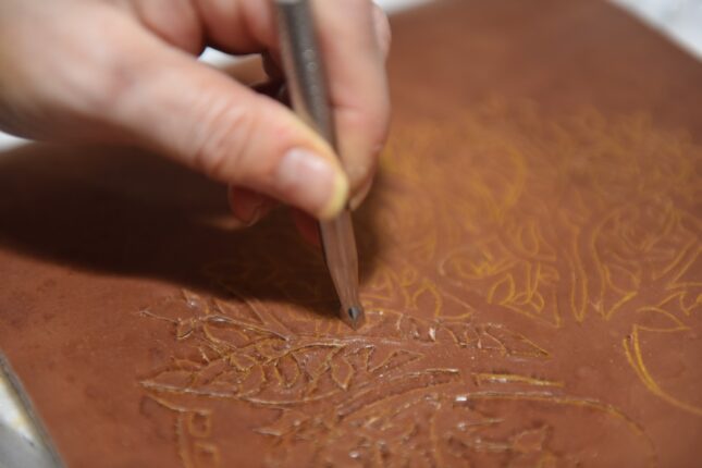 YILDIRIM’DA DERİ SANATININ İNCELİKLERİ ÖĞRETİLİYOR