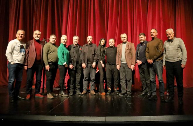 Stand-Up gosterisini trolleyen kedi!  İzleyicileri kahkaha krizine sokuyor