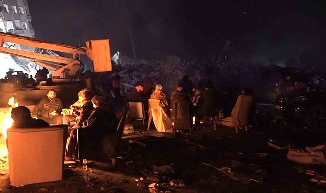 Depremzedeler soğukla mücadele ediyor