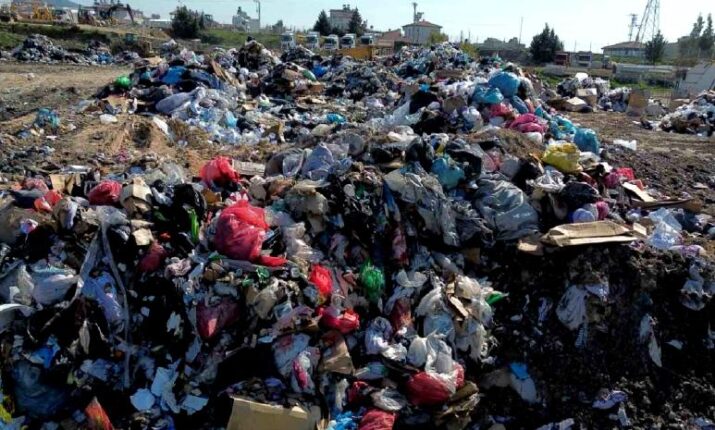 Hatay’da biriken çöpler toplanmaya başlandı