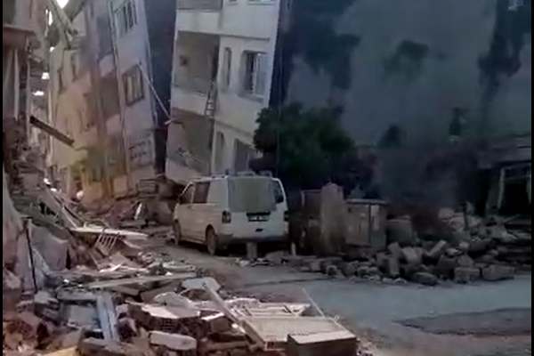 Hatay Temsilcisi Hüseyin Zorkun deprem sonrası enkaz alanını görüntüledi