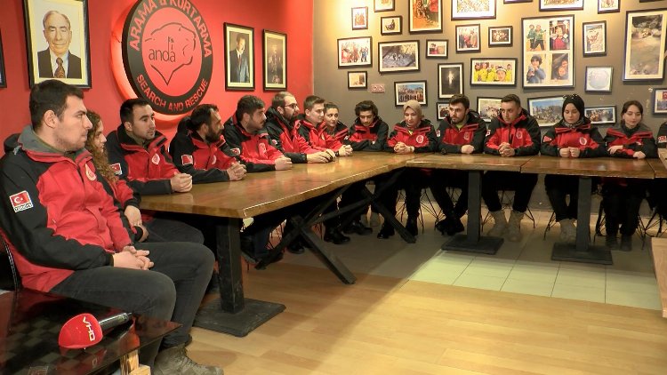 Rüyalarımızda hala enkaz kaldırıyoruz