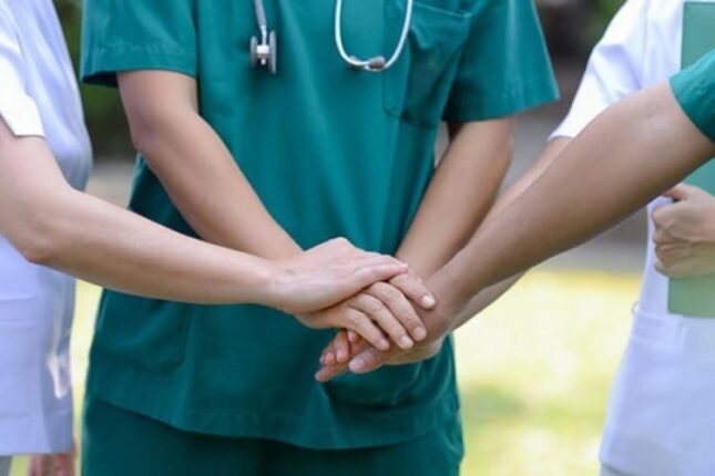 Yaşatmak için Yaşamak ve Sağlıklı Olmak İstiyoruz  Pandemide ve Depremde Yaşamını Yitiren Hekim ve Sağlık Emekçilerini Saygıyla Anıyoruz