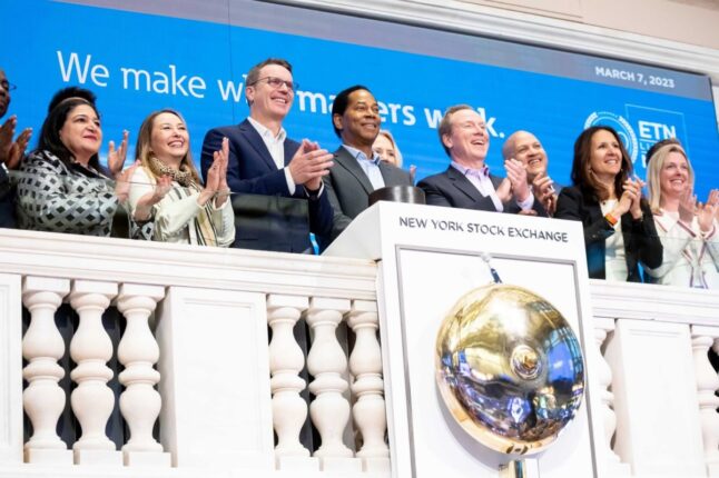 Eaton, Borsadaki 100. Yılını Kutlamak için New York Menkul Kıymetler Borsası (NYSE) Açılış Zilini Çaldı