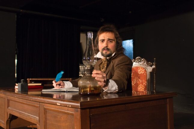 Erdem Topuz mezarcı oyununa mezarlıkta mezarcılarla birlikte çalıştı…