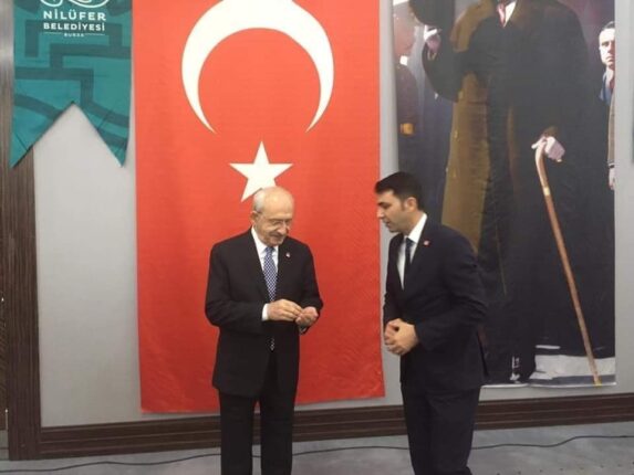 CHP Gürsu; Depremzedelerin Kapılarına Bir Paket Erzak Bırakarak Sorunlarının Önüne Geçemezsiniz!