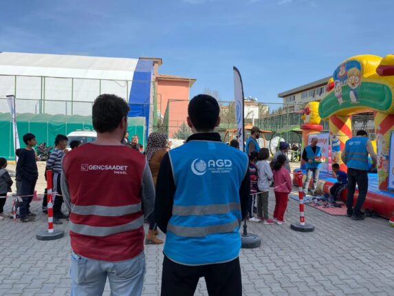 AGD ve Saadet İnegöl; Adıyaman’da Çocukların Yüzünü Güldürmeye Devam Ediyor!