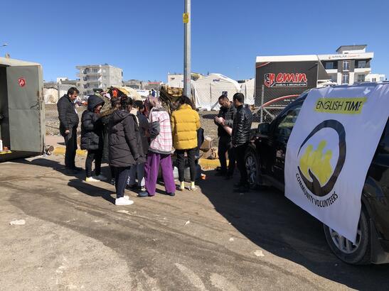 Dil okulu çalışan ve öğrencilerinden yabancı arama kurtarma ekiplerine tercüme desteği