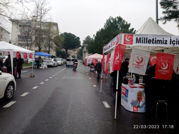 100 Bin İmza İçin İl-İlçe Seçim Kurulları Önünde Partilerden Stant!