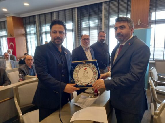 CHP’li Meclis Üyesinden AK Partili Belediye Başkanına Plaket!