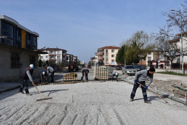 İZNİK’TE KİLİTLİ PARKE TAŞI DÖŞEME ÇALIŞMALARI DEVAM EDİYOR