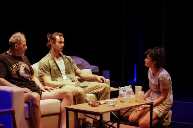 DÜĞÜMLENMİŞ İLİŞKİLERİN ÇIKMAZLARI, KIRICI YÜZLEŞMELER ve SAMİMİ DİYALOGLARLA “EKSİK”, NİSAN AYINDA DA TİYATROSEVERLERLE BULUŞUYOR!