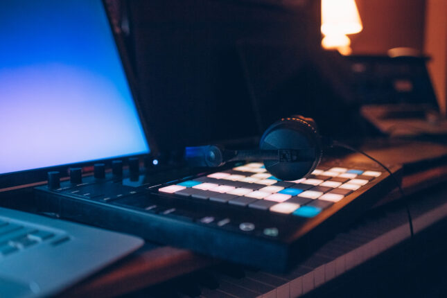 Proje sesini duyurmak isteyen MC, Beatmaker/Prodüktör ve Yönetmeni bir araya getiriyor.