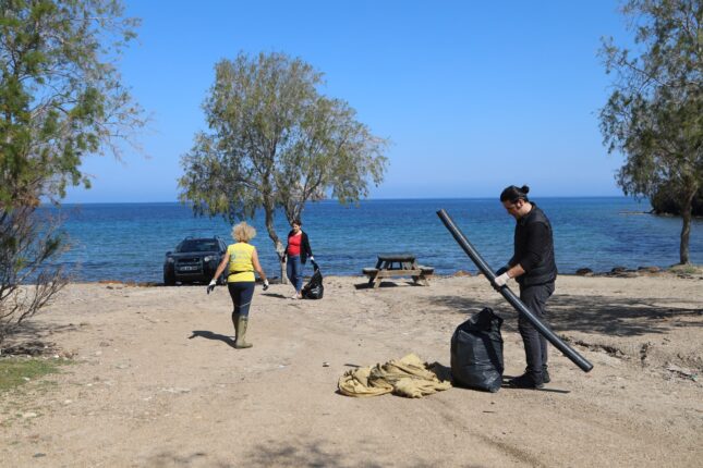 KÜDÜR “MİS” GİBİ OLDU      BELEDİYE EKİPLERİNDEN GÖNÜLLÜLERLE SAHİL TEMİZLİĞİ