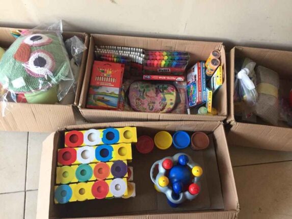 Yardım kampanyasında veliler oyuncak bağışlıyor, öğretmenler atölye düzenliyor