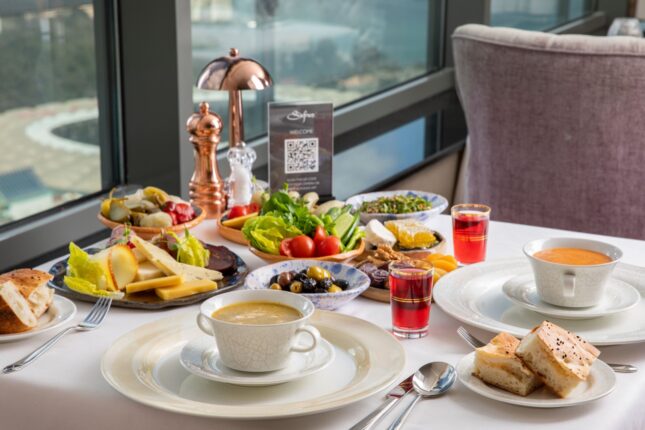 İSTANBUL’UN BÜYÜLEYİCİ MANZARASINA KARŞI İFTAR ZİYAFETİ