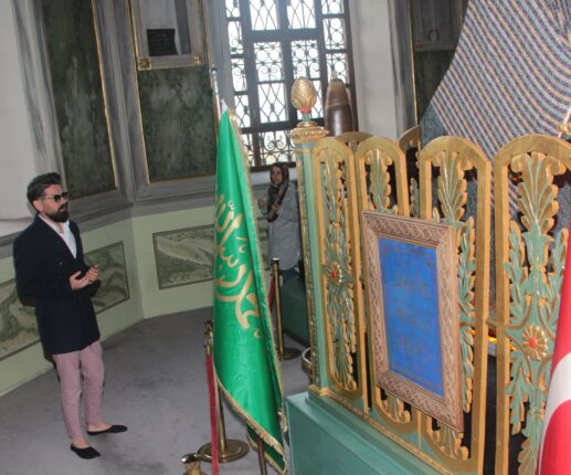 EMİR SULTAN’DA DUA ETTİ   MEHMET GELENEĞİ BOZMADI!