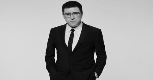 JÖNLER KOMEDİDE KARİZMASINI ÇİZDİRMİYOR…