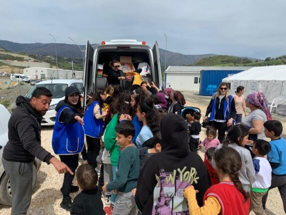 Depremzede  çocukların yüzü  YASAV ile güldü   YASAV deprem bölgesinde