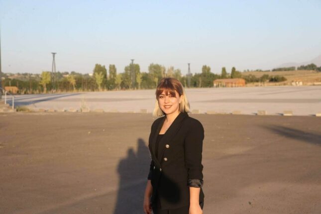 Asena Tutar kırmızı halıda röportajlarını yaptıktan sonra ödülünü alacak!