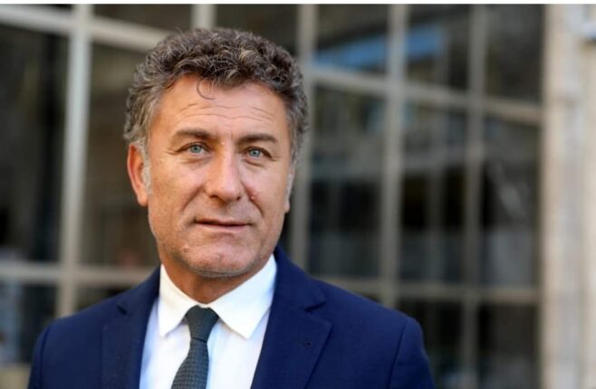 ALTIN YERE DÜŞME İLE PUL OLMAZ. ÖFKEYLE OTURUP ZARARLA KALKILMASIN.