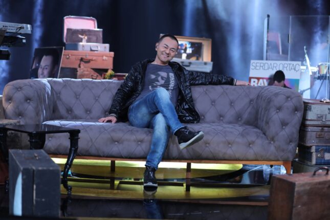 SERDAR ORTAÇ’TAN BİR İLK! SEVİLEN ŞARKILARINA AKUSTİK ALBÜM  SERDAR ORTAÇ’LA ZAMANDA AKUSTİK YOLCULUK!