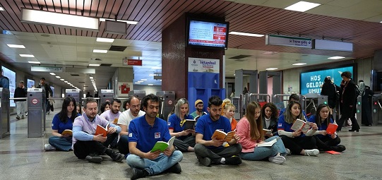İstanbul Metrosu’nda D&R Sürprizi