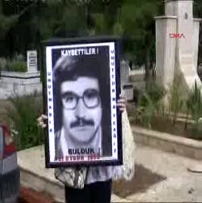 GÖZALTINDA İŞKENCEYLE KATLEDİLEN ALİ UYGUR’UN İNFİAL YARATAN ÖYKÜSÜNÜN YER ALDIĞI “ADI KAYIP” KİTABI RAFLARDA!