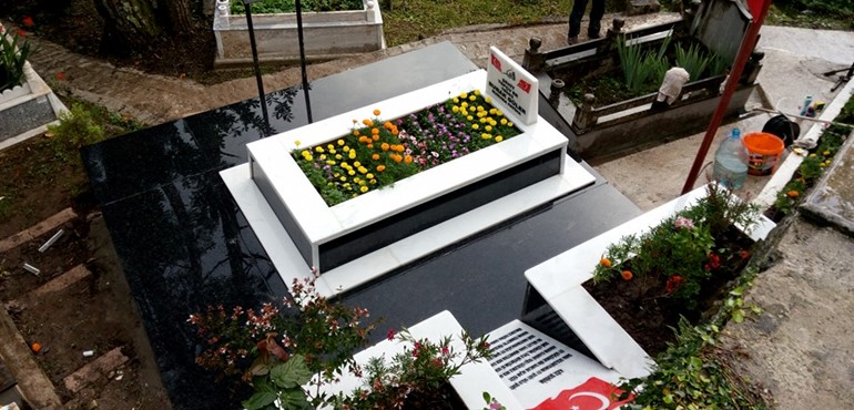 Şehitlerimize bir anıt mezarı çok gördünüz