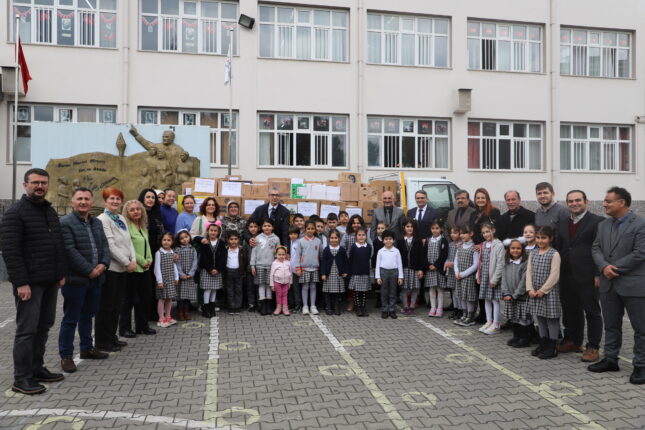 Yıldırım’lı minikler deprem bölgelerine 200 koli gıda yardımı yaptı.