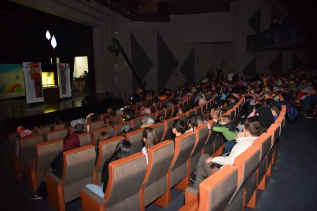 ÇOCUKLAR HACİVAT KARAGÖZ İLE EĞLENDİ