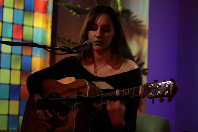 ESMA ESER YENİ TEKLİSİ SALEP’İ İLK KEZ AKUSTİKHANE’DE SESLENDİRDİ!