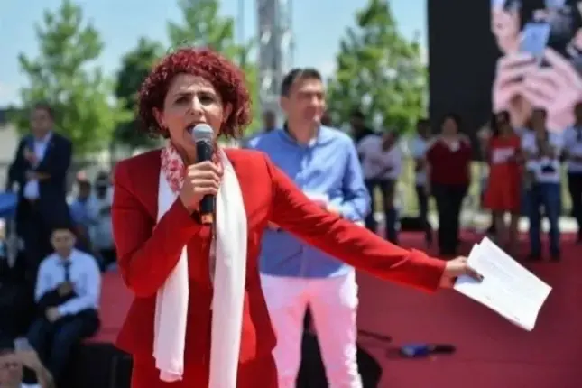 Özüpak istifa etti