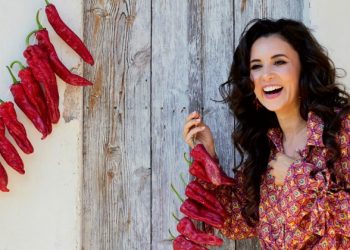 KARSU’NUN HATAY’IN ve AİLESİNİN KÜLTÜREL MİRASINA SAHİP ÇIKTIĞI KİTABI “KARSU’NUN MUTFAĞI” 5 MAYIS’TA ÖN SİPARİŞE AÇILIYOR! ÖN SİPARİŞ GELİRİ İSE DEPREMZEDELERE AKTARILACAK.