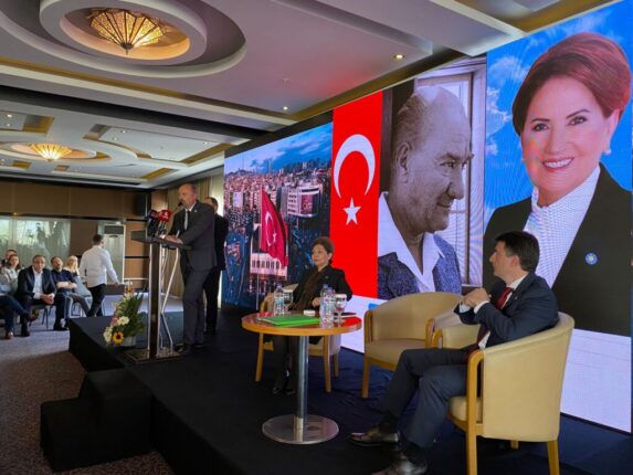 ‘ÜLKEMİZİ TEKRAR DEMOKRASİ İLE BULUŞTURMAK İÇİN MÜCADELE EDİYORUZ’