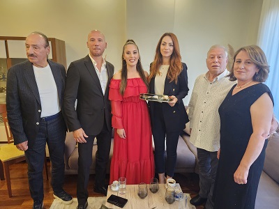 Ünlü popçu Alex nişanlandı | Babası Hayko ve oyuncu kardeşi Aslı Mavitan yalnız bırakmadı