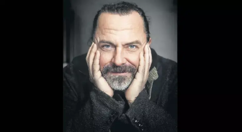 25 YIL SONRA YENİDEN CYRANO İLE İZLEYİCİ KARŞISINA ÇIKAN BÜLENT EMİN YARAR, MİLLİYET SANAT’A KONUŞTU… “SÖZÜN BÜYÜSÜNÜ HATIRLATMAK GEREKİYOR”