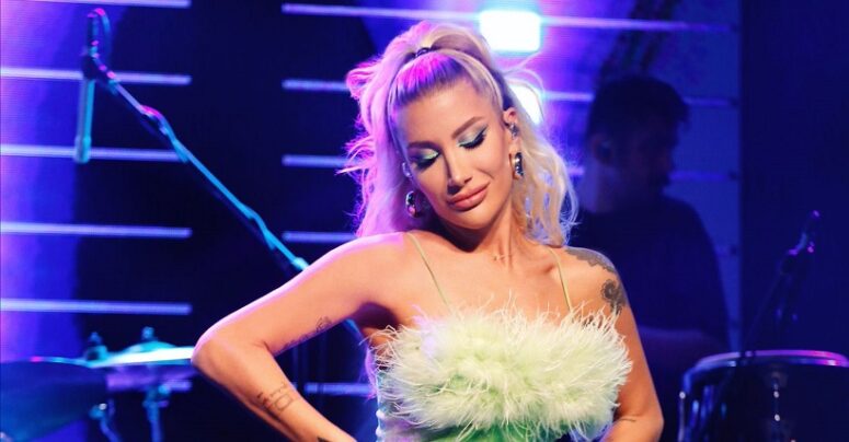 Genç sev, genç kal…   Sevdikçe güzelleşiyorum…