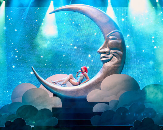 GÜLŞEN HARBİYE KONSERİYLE İSTANBUL’U SALLADI  GÜLŞEN AY’DAN YERYÜZÜNE İNDİ  GÜLŞEN’DEN AY YILDIZ DEKORU