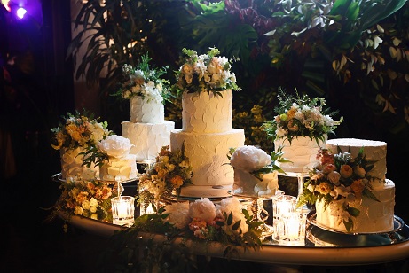 Düğün pastası çiftleri yansıtmalı