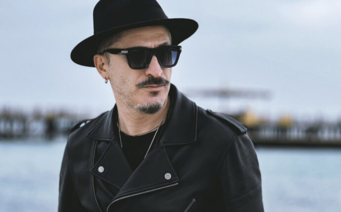 DOĞAN DURU’NUN İKİNCİ SOLO ALBÜMÜ ‘KAFESİNE UÇAN KUŞ’ PLAK FORMATINDA YAYIMLANDI