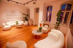 UĞURHAN AKDENİZ, AKARETLER’DE İKİZ BİNAYI ÜÇ GÜNDE CİLT BAKIM ENSTİTÜSÜNE DÖNÜŞTÜRDÜ!