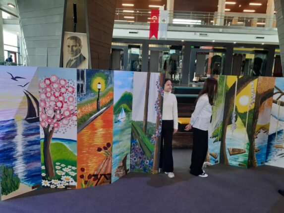 Yapay zeka röprodüksiyon resim sergisine büyük ilgi